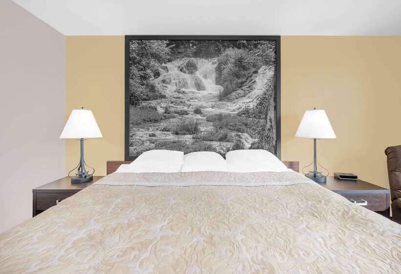 فندق Super 8 By Wyndham Watertown