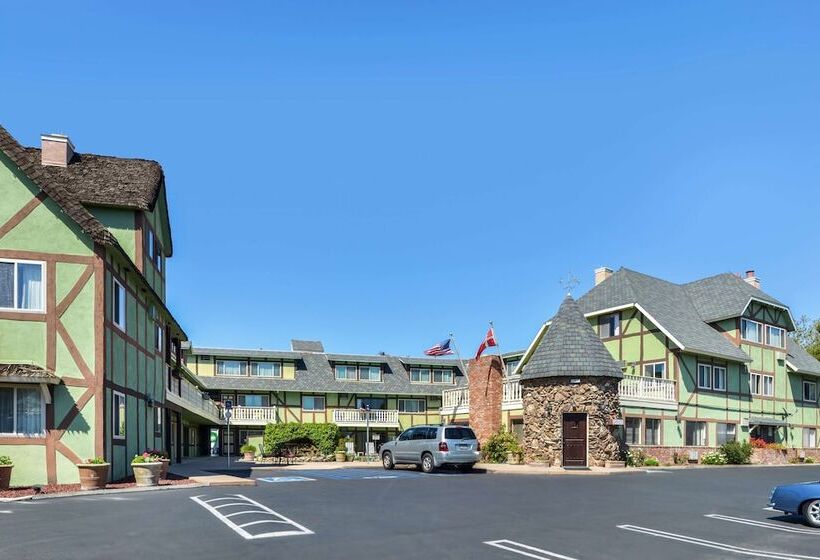 ホテル Svendsgaard S Lodge  Americas Best Value Inn & Suites
