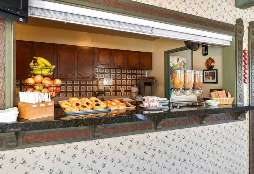 ホテル Svendsgaard S Lodge  Americas Best Value Inn & Suites