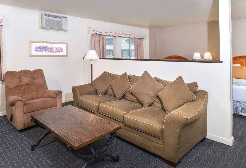 ホテル Svendsgaard S Lodge  Americas Best Value Inn & Suites