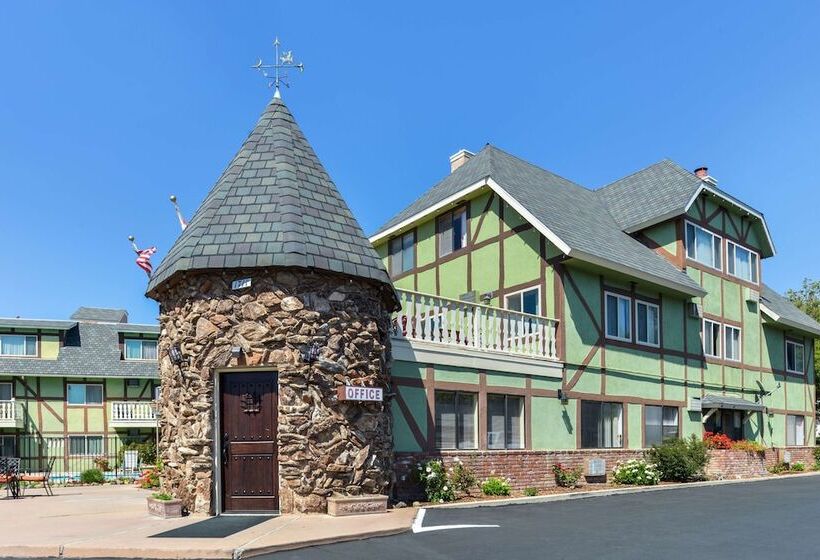 ホテル Svendsgaard S Lodge  Americas Best Value Inn & Suites