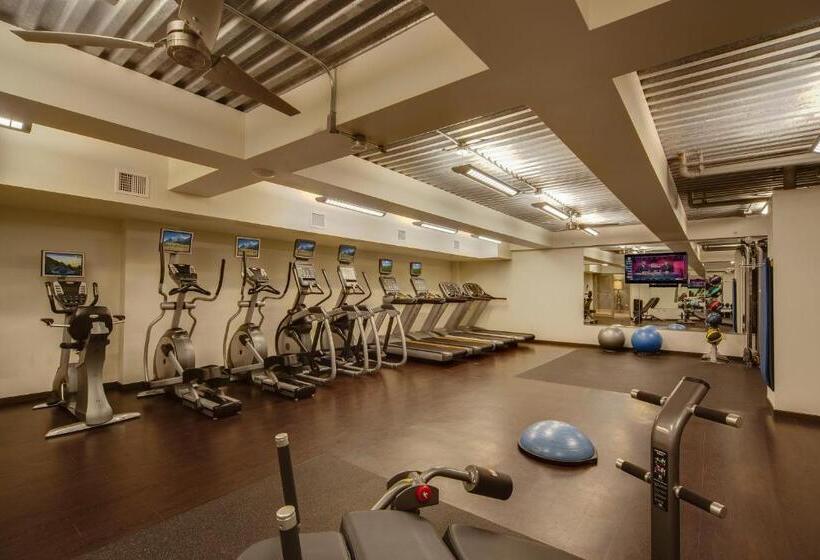 בית מלון כפרי The Madison Concourse