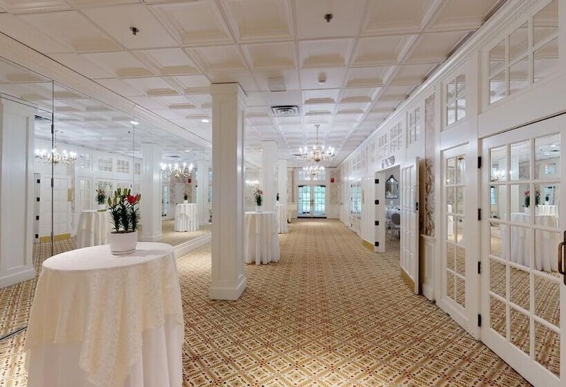 ホテル The Simsbury Inn