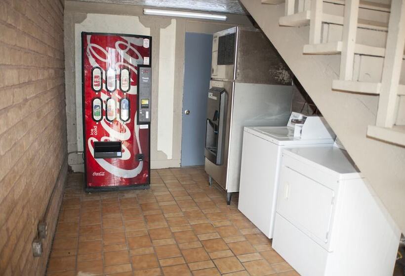 فندق Victorian Inn & Suites