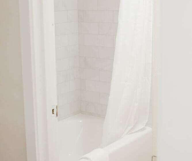 فندق Victorian Inn & Suites