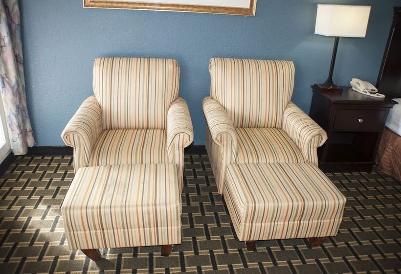 فندق Victorian Inn & Suites