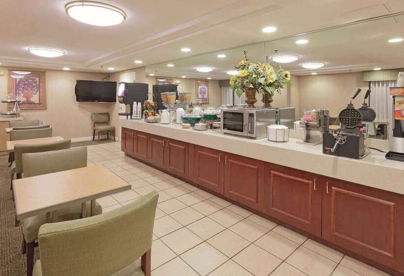 La Quinta By Wyndham Warwick Providence Airport