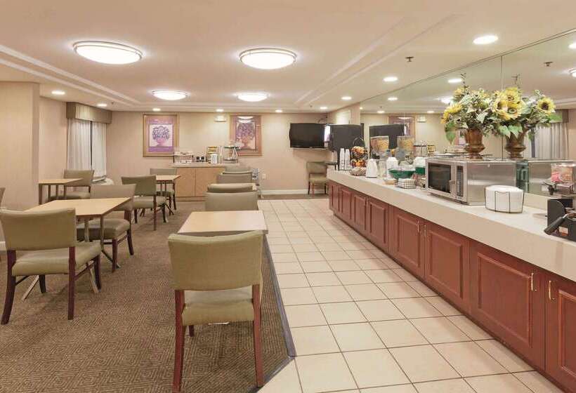 La Quinta By Wyndham Warwick Providence Airport