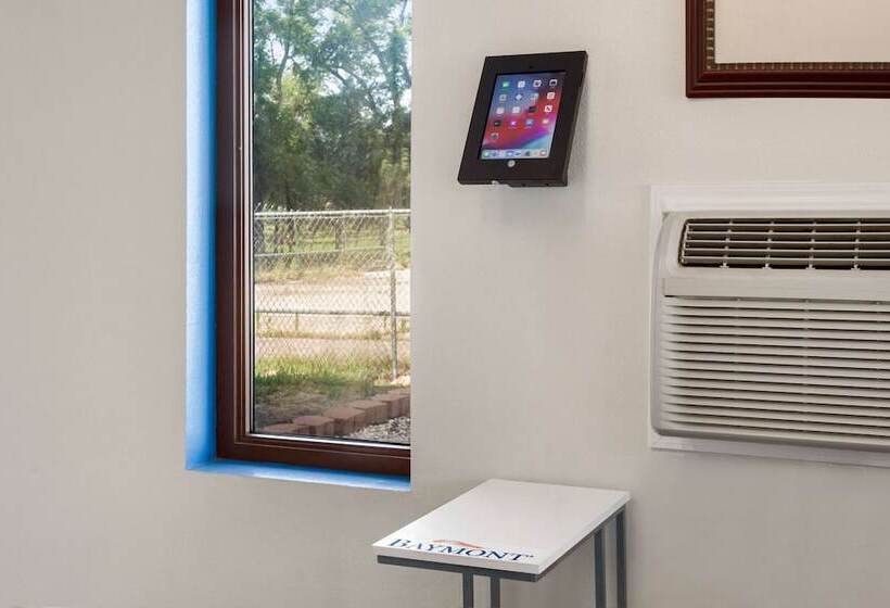 모텔 Baymont By Wyndham Hutchinson