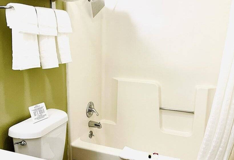 فندق على الطريق Baymont By Wyndham Hutchinson