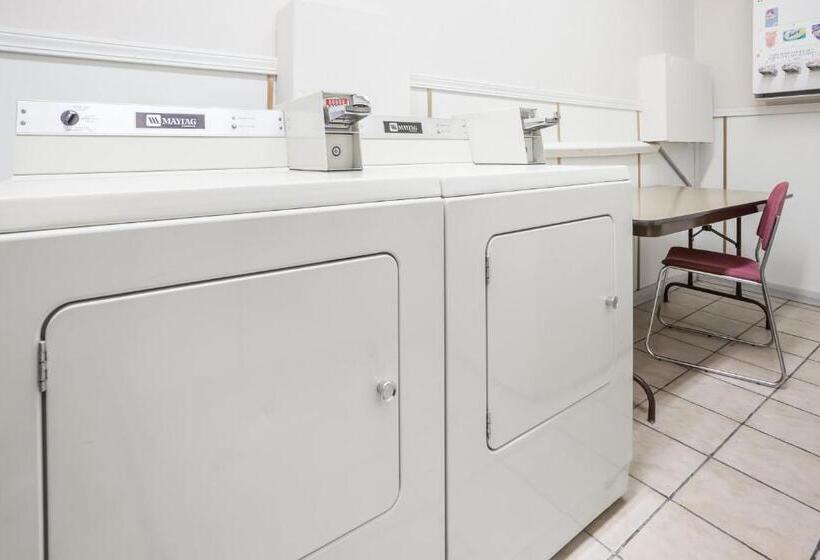 מוטל Grizzly Inn