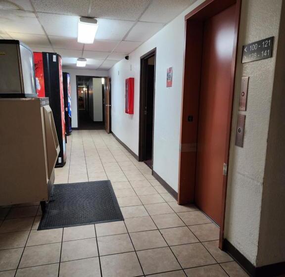 מוטל Grizzly Inn