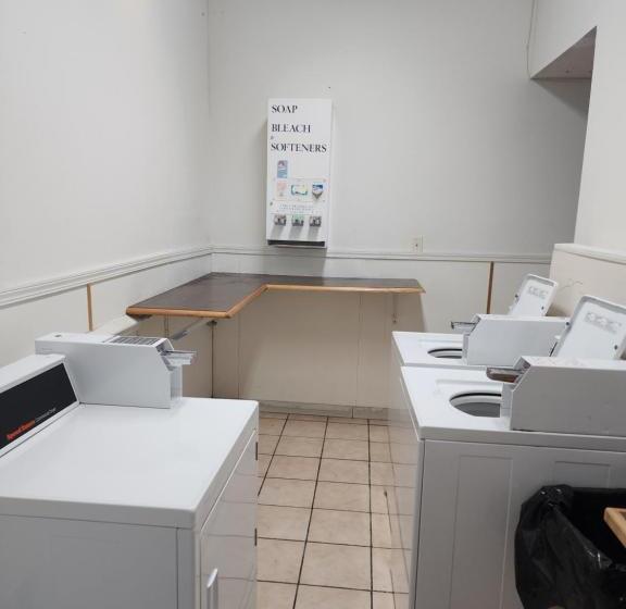 מוטל Grizzly Inn