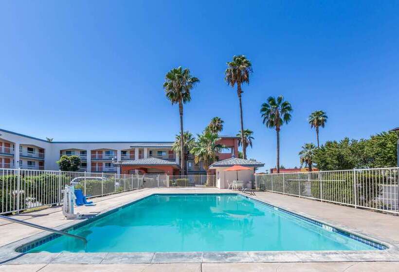 모텔 Super 8 By Wyndham Bakersfield/central