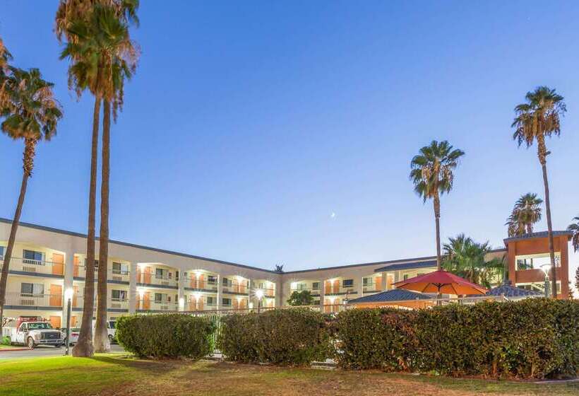 모텔 Super 8 By Wyndham Bakersfield/central