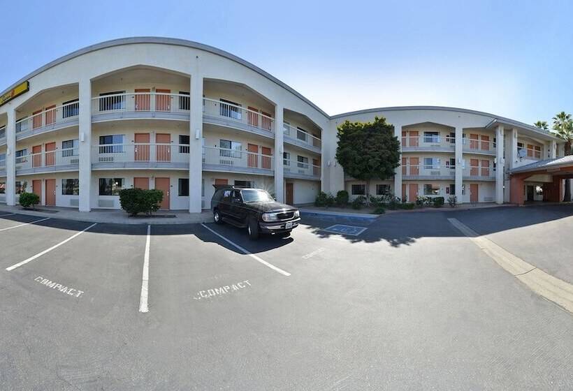 모텔 Super 8 By Wyndham Bakersfield/central