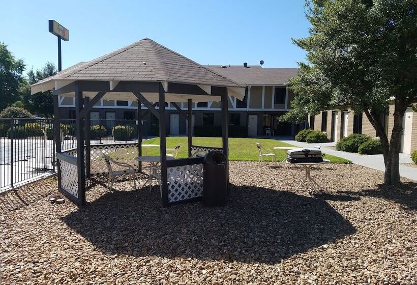 مُتل Super 8 By Wyndham Bentonville