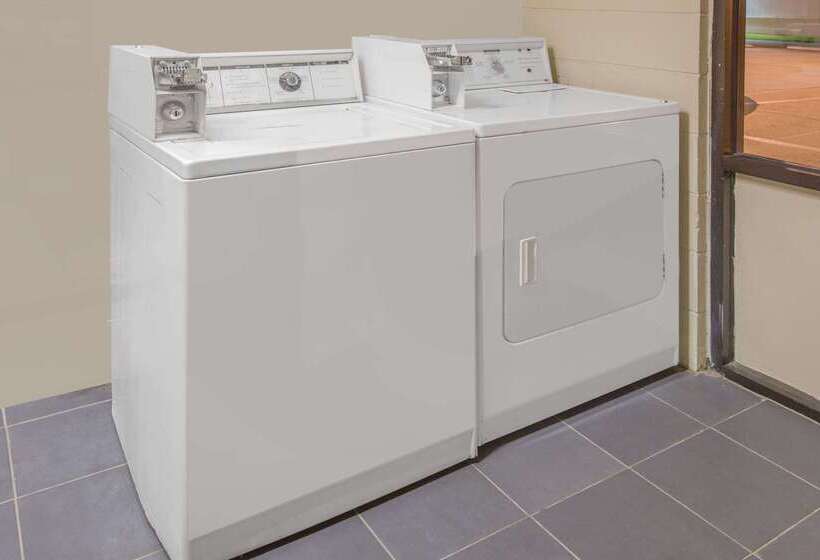 فندق على الطريق Super 8 By Wyndham Clarksville Ar