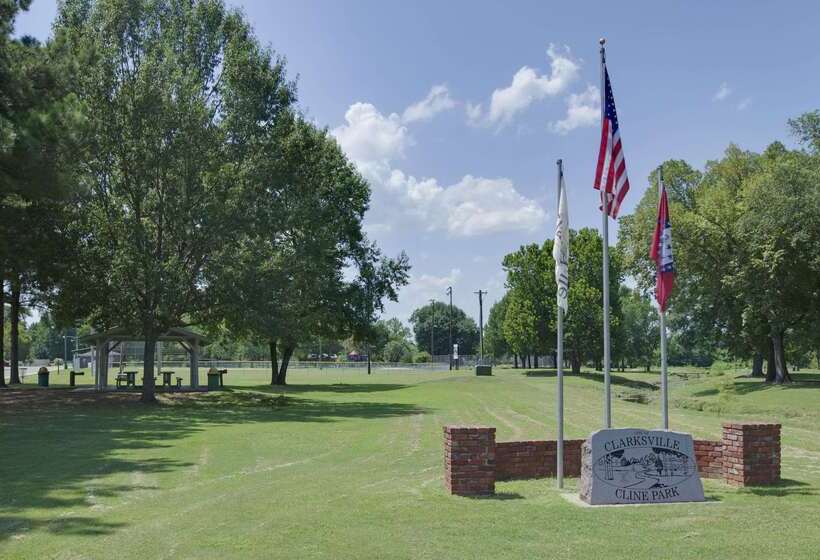 فندق على الطريق Super 8 By Wyndham Clarksville Ar