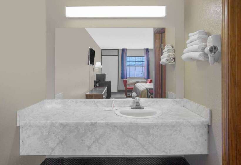 فندق على الطريق Super 8 By Wyndham Clarksville Ar