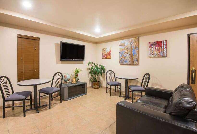 모텔 Super 8 By Wyndham Colby