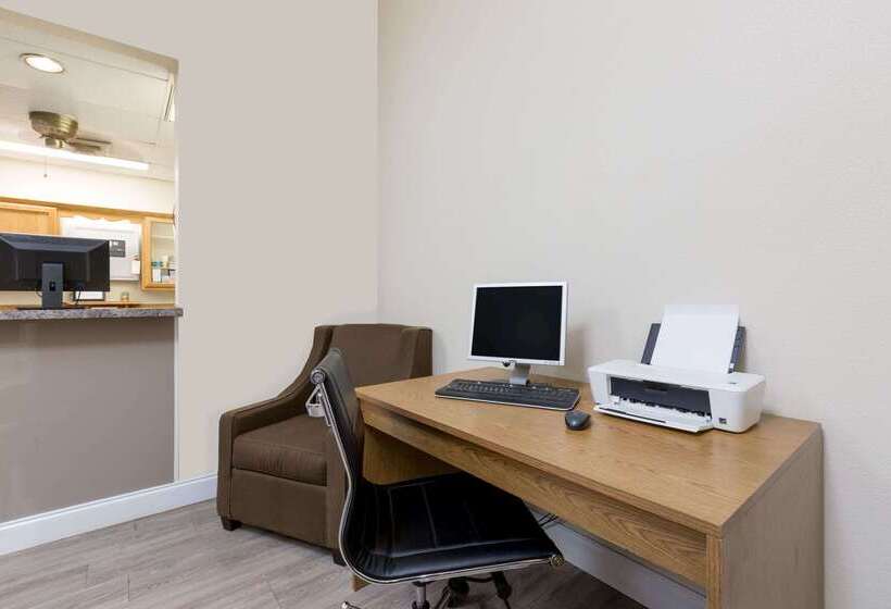 모텔 Super 8 By Wyndham Hays Ks