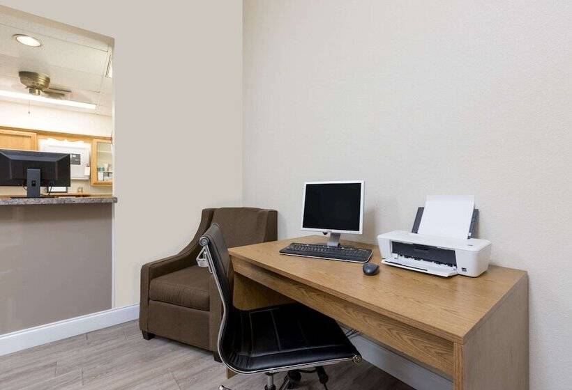 Мотель Super 8 By Wyndham Hays Ks