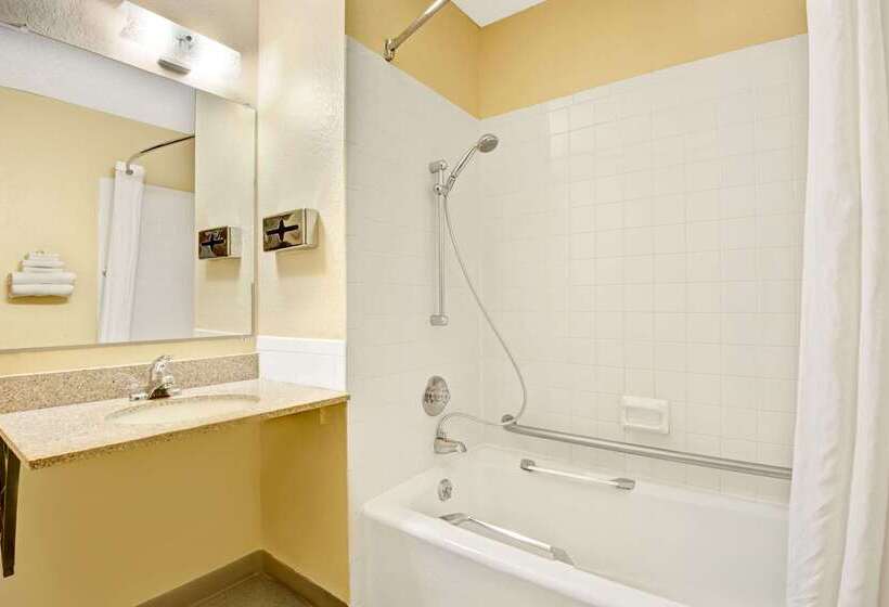 فندق على الطريق Super 8 By Wyndham Independence Kansas City