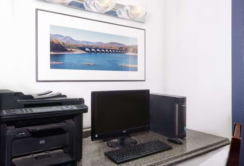 فندق على الطريق Super 8 By Wyndham Kingston