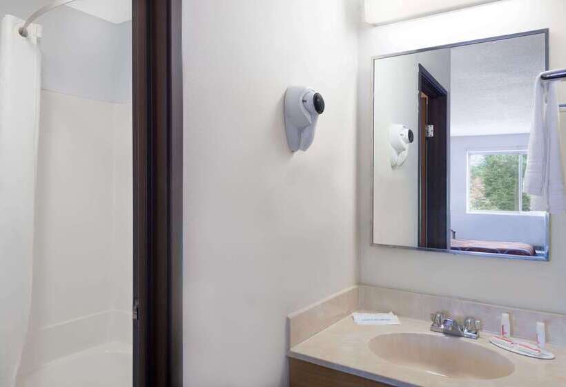 فندق على الطريق Super 8 By Wyndham Kingston