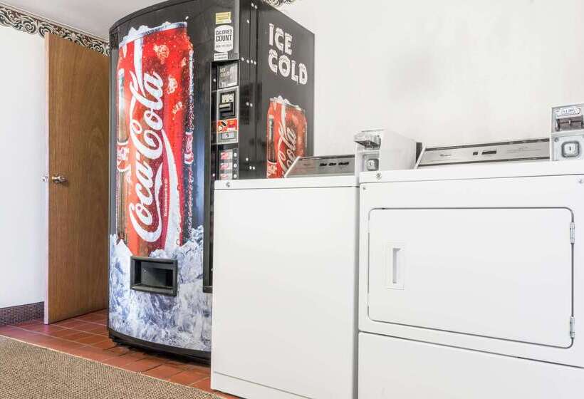 فندق على الطريق Super 8 By Wyndham Laramie