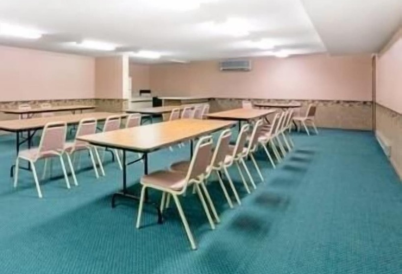 فندق على الطريق Super 8 By Wyndham Milbank Sd