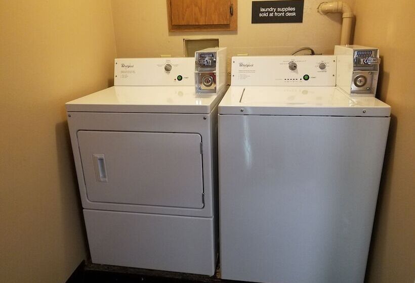 فندق على الطريق Super 8 By Wyndham Milbank Sd