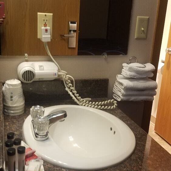 فندق على الطريق Super 8 By Wyndham Milbank Sd