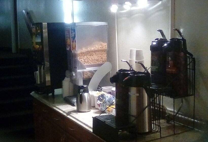 Мотель Super 8 By Wyndham Newburgh/west Point Stewart Intl Airport