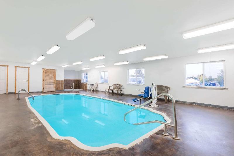 فندق على الطريق Super 8 By Wyndham Powell