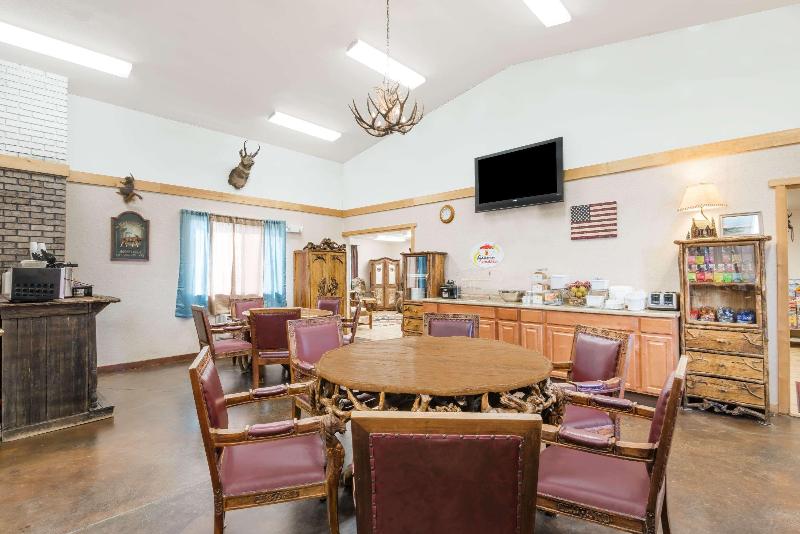 فندق على الطريق Super 8 By Wyndham Powell