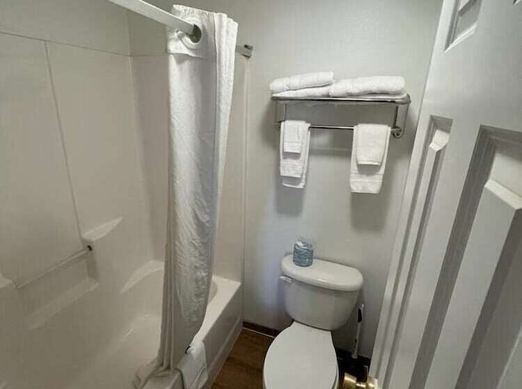 فندق على الطريق Super 8 By Wyndham Powell