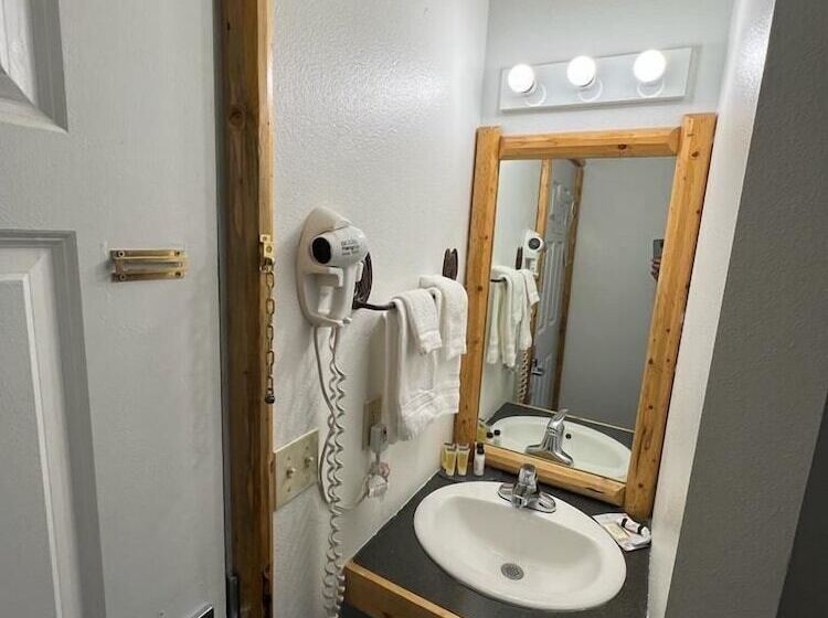 فندق على الطريق Super 8 By Wyndham Powell