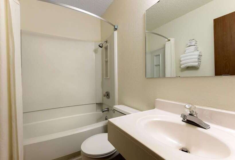 فندق على الطريق Super 8 By Wyndham Raton