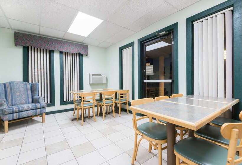 فندق على الطريق Super 8 By Wyndham Raton