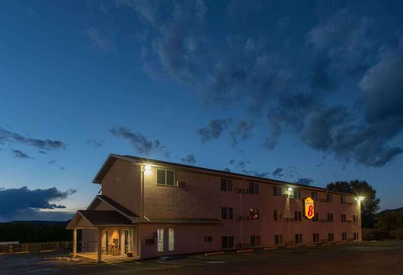 فندق على الطريق Super 8 By Wyndham Raton