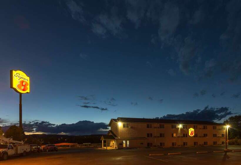 فندق على الطريق Super 8 By Wyndham Raton