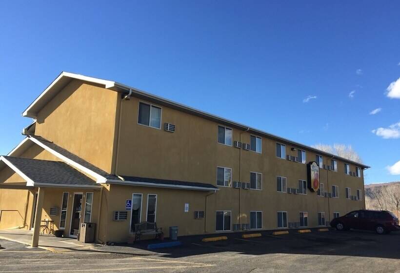 فندق على الطريق Super 8 By Wyndham Raton