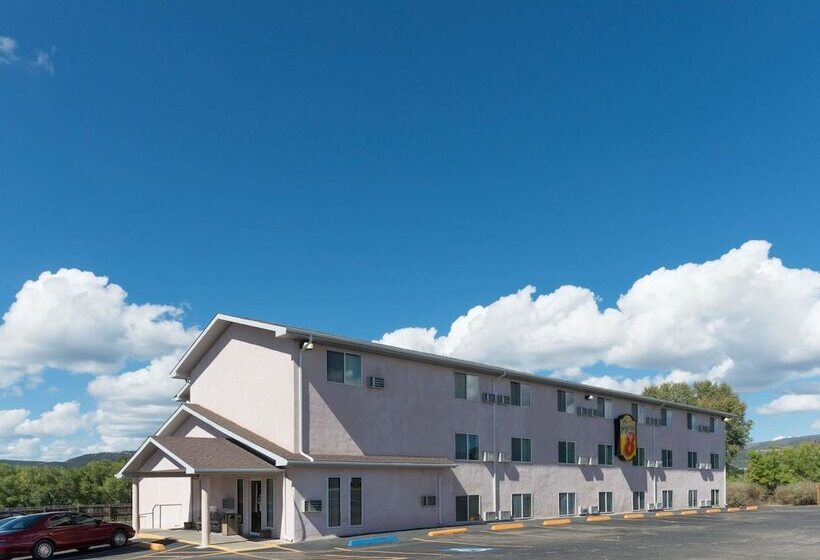 فندق على الطريق Super 8 By Wyndham Raton