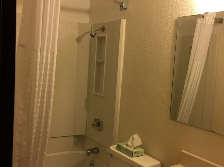 فندق على الطريق Super 8 By Wyndham Raton