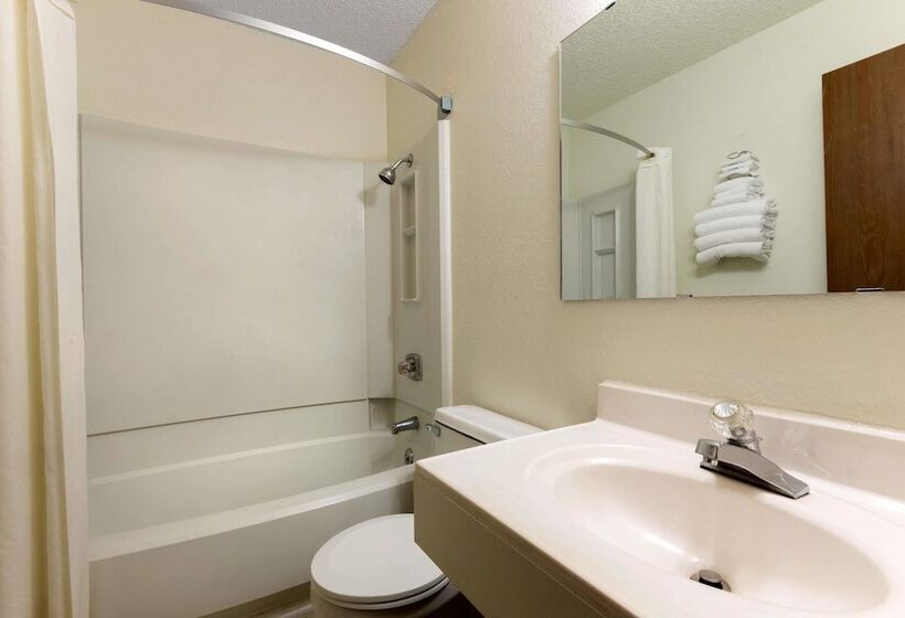 فندق على الطريق Super 8 By Wyndham Raton