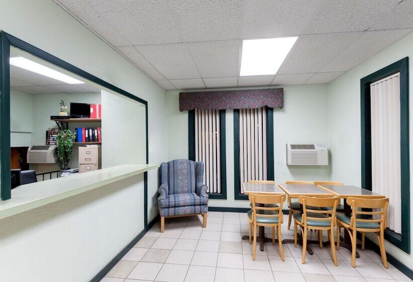 فندق على الطريق Super 8 By Wyndham Raton