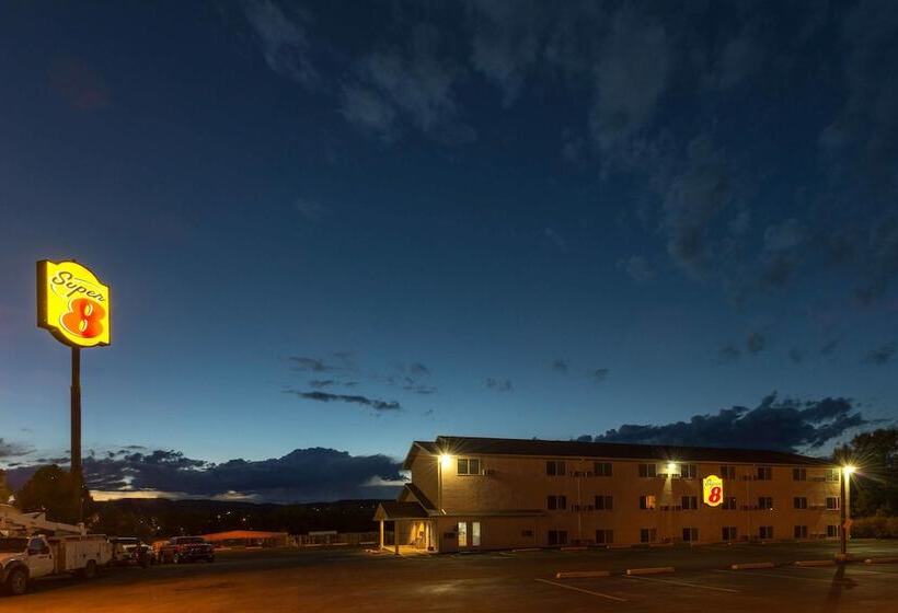 فندق على الطريق Super 8 By Wyndham Raton