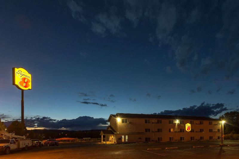 فندق على الطريق Super 8 By Wyndham Raton